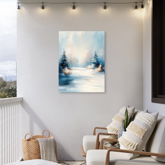 Abstract winterlandschap met besneeuwde bomen en een pad, hangend op een witte muur met buitenverlichting.