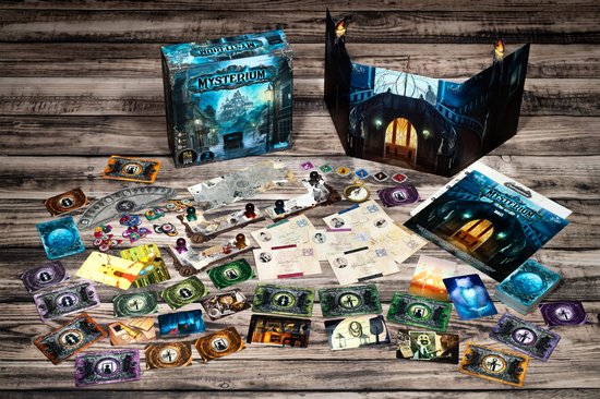 Mysterium bordspel componenten: spelbord, kaarten, pionnen en spelscherm op een houten ondergrond.