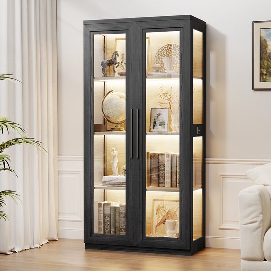 Donkere vitrinekast met twee glazen deuren, gevuld met decoraties zoals een paardbeeld, wereldbol en boeken, verlicht met warm licht.