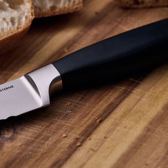 Detail van het zwarte handvat en de metalen bolster van een ZWILLING mes.