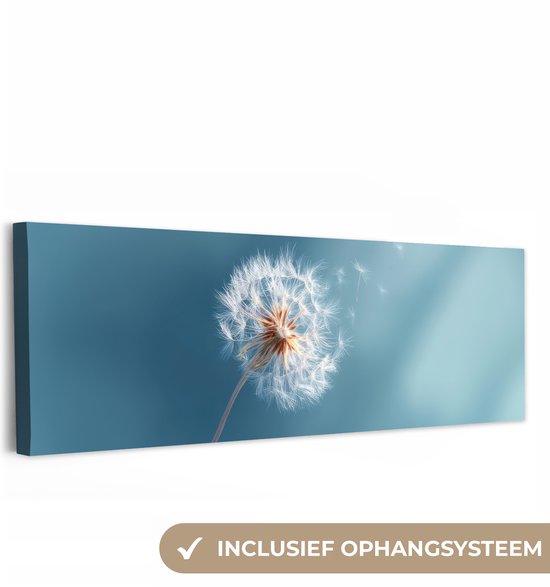 Een panorama canvas met een paardenbloem waarvan de pluisjes wegwaaien, inclusief ophangsysteem.