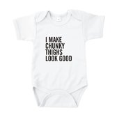 Go Mama® - Baby Rompertje met tekst - I make chunky thighs look good - Romper korte mouw wit - Maat 50/56