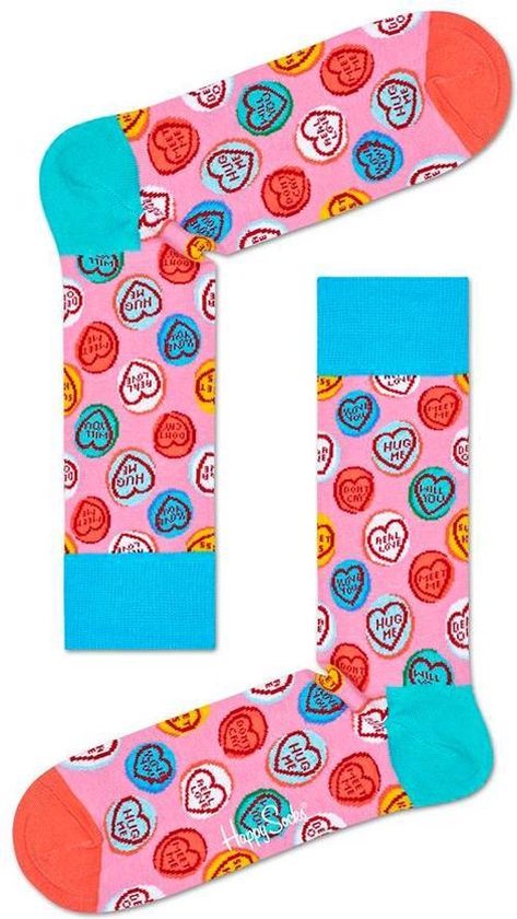 Chaussettes roses avec un motif de cœurs colorés portant des inscriptions comme 'Hug Me'.