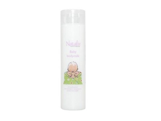 Witte fles baby bodymilk van Natalis met roze tekst en een tekening van een baby in een groen deken.