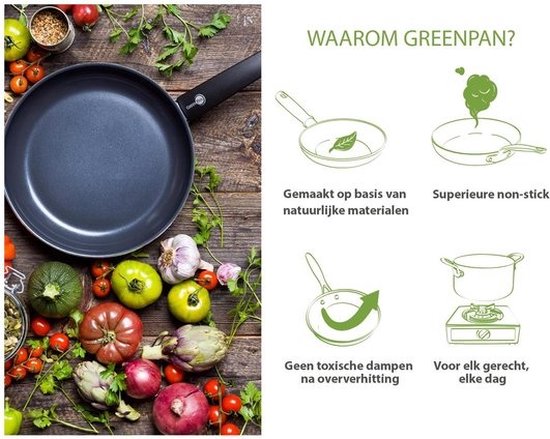 Een donkergrijze koekenpan met diverse groenten zoals tomaten, courgettes en artisjokken.