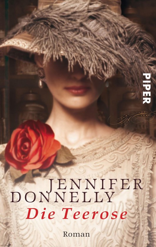 Boekomslag met vrouw in hoed met veren, rode roos en kant, met 'JENNIFER DONNELLY Die Teerose Roman' erop.