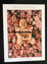 Anne Geddes - 57625 – puzzel / puzzle / legpuzzel – Blatz – baby tussen de rozenblaadjes – 900 stukjes