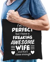 Freaking awesome wife / geweldige vrouw cadeau tas zwart voor heren - kado tas / tasje / shopper
