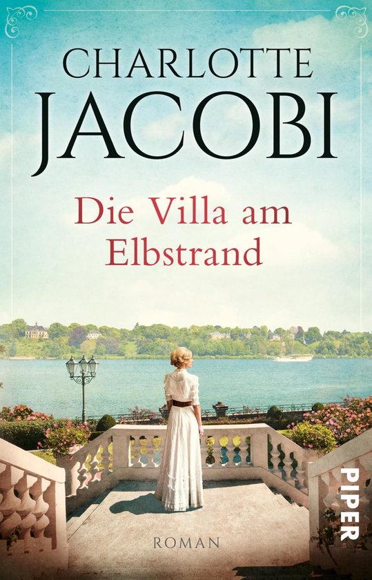 Boekomslag: Charlotte Jacobi, 'Die Villa am Elbstrand'. Een vrouw in een witte jurk staat met de rug naar de kijker, kijkend naar een villa aan de rivier.