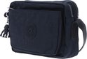 Zijaanzicht van een donkerblauwe Kipling schoudertas met ritssluiting en monkey-sleutelhanger.