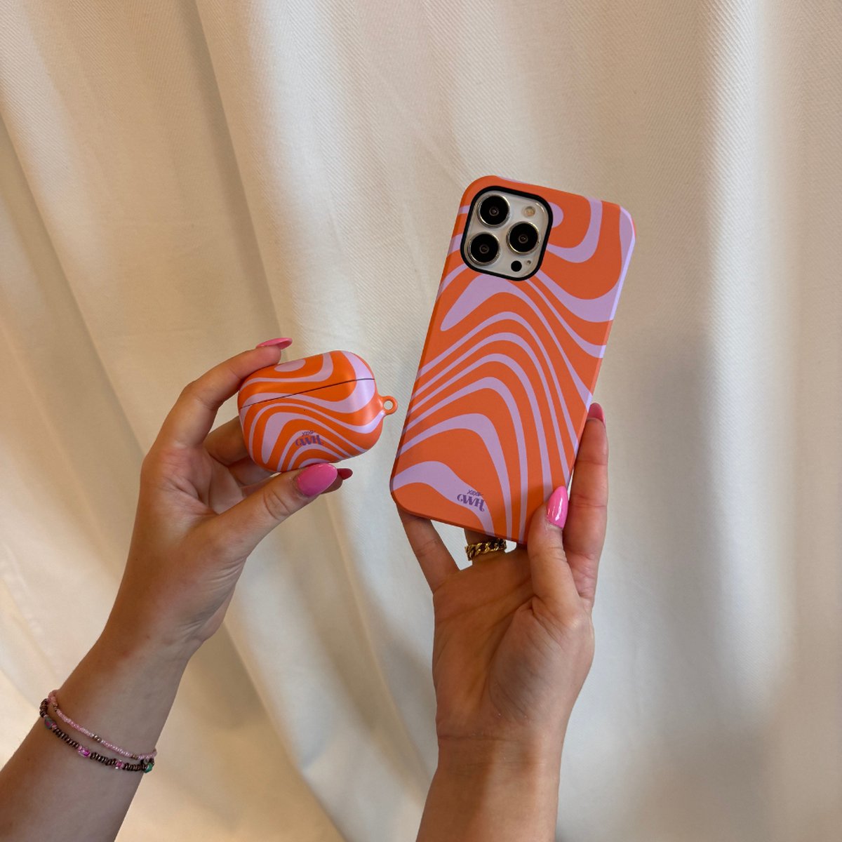 iPhone 16 hoesje met AirPods Pro 2 case - xoxo Wildhearts Boogie Wonderland Orange, dubbel laag bescherming, schokabsorberend, oranje paars golf patroon - Afbeelding 5