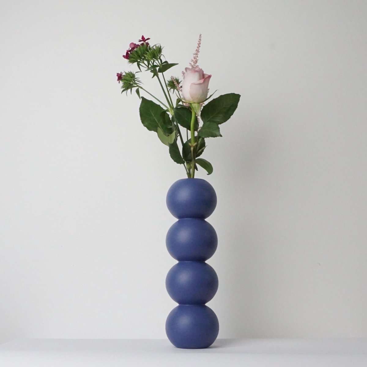LEMON LILY Houten Vaas 'Stack' – Blauw – Ø 8,5 × 26 cm – Inclusief Glazen Buisje – Handgemaakt Design vaas
