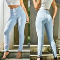 Model van voren en van achteren in een lichtblauwe skinny jeans.