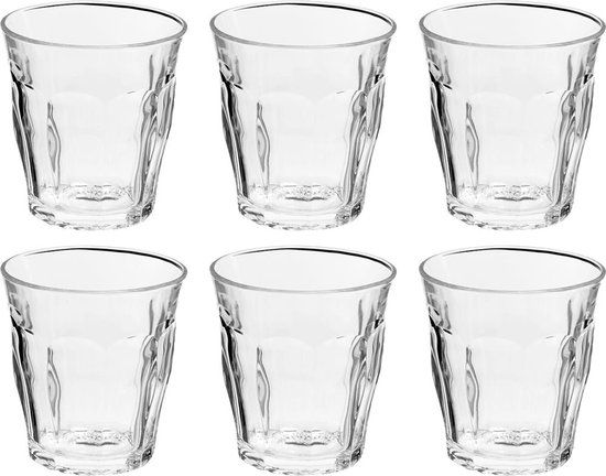 Zes transparante Duralex Picardie waterglazen op een zwarte achtergrond.