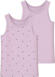Twee roze hemdjes, het voorste met een all-over print van kleine zwarte hartjes.