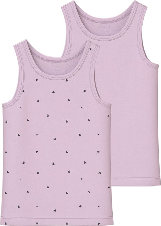 Twee roze hemdjes, het voorste met een all-over print van kleine zwarte hartjes.