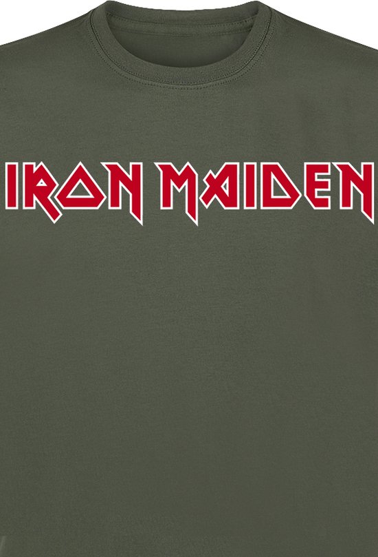 Close-up van het rode "IRON MAIDEN" logo op een donkergroene T-shirt.