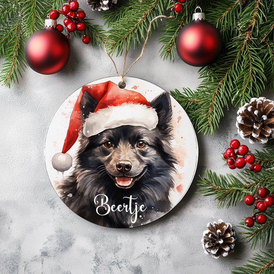 Ronde kersthanger met aquareltekening van een Schipperke met kerstmuts en de naam Beertje.