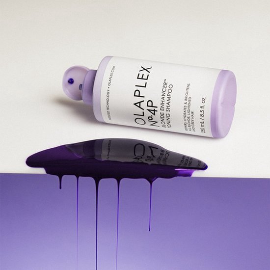 Fles Olaplex No.4P Blonde Enhancer Toning Shampoo met paarse vloeistof die over de rand druipt.