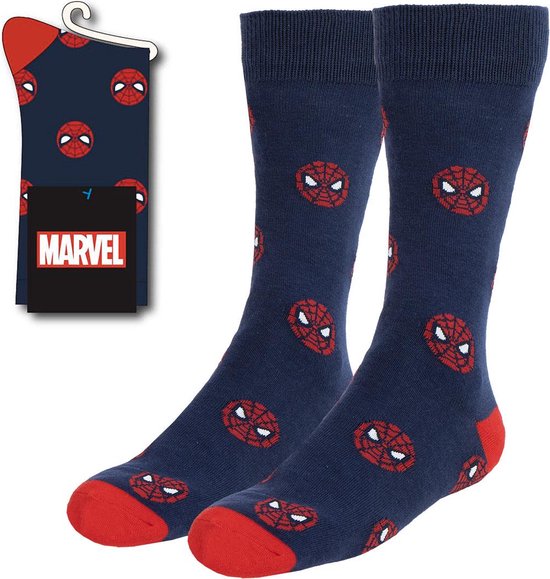 Chaussettes bleu marine avec masques rouges de Spiderman et bouts et talons rouges. Logo Marvel sur l'emballage.