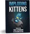De 'Imploding Kittens' uitbreidingsdoos toont een kat in de ruimte met een zwart gat in zijn buik. Tekst: 'Imploding Kittens. This is the first expansion of Exploding Kittens.'
