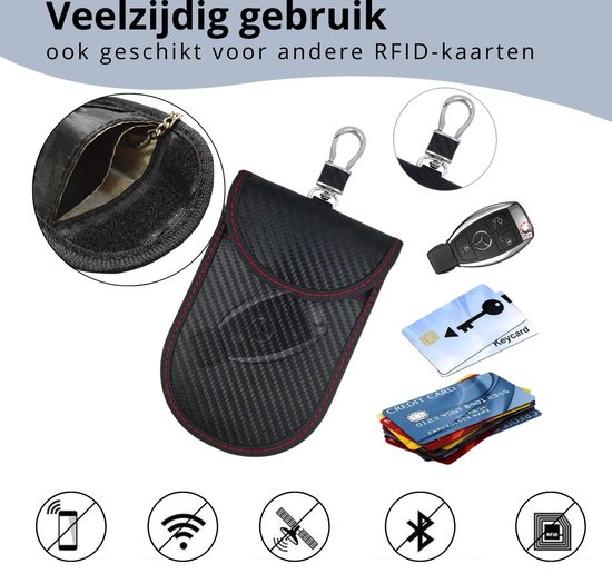 Zwarte hoes met carbonlook en rode stiksels, met autosleutel en creditcards.