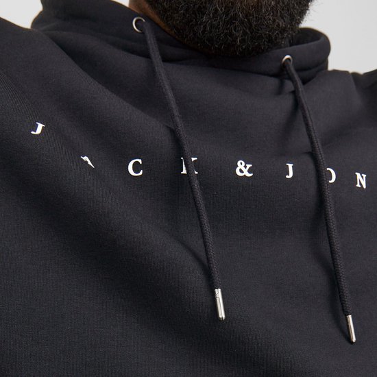 Detail van de opdruk 'JACK & JONES' op een zwarte hoodie.