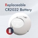 Witte ronde tracker met een CR2032 batterij erin, met tekst "Replaceable CR2032 Battery" en batterij icoon.