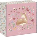 Roze knutseldoos met illustratie van een hertje te midden van bloemen, planten, een vogeltje en een paddenstoel. Zijkanten met bloemen- en plantenprint.