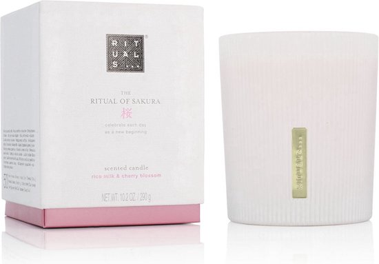 Witte verpakking en geribbelde geurkaars van The Ritual of Sakura.