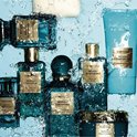 Collectie Tom Ford Neroli Portofino met flacons, body oil en moisturizer in water.
