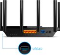 Zwarte router met 6 antennes. Linksboven detail van USB 3.0 poort. Achterkant met 4 LAN-poorten en 1 WAN-poort.