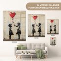 Street art-afbeelding van twee kinderen die naar een rode ballon in hartvorm kijken, verkrijgbaar in verschillende formaten.