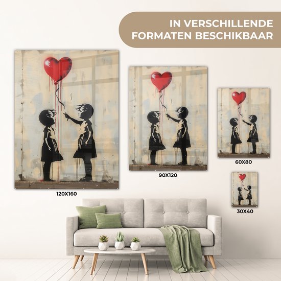 Street art-afbeelding van twee kinderen die naar een rode ballon in hartvorm kijken, verkrijgbaar in verschillende formaten.