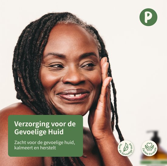 Vrouw met dreadlocks die haar gezicht aanraakt, lacht naar de camera.