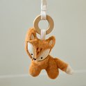 Bruine vos knuffel met witte details aan een houten ring.
