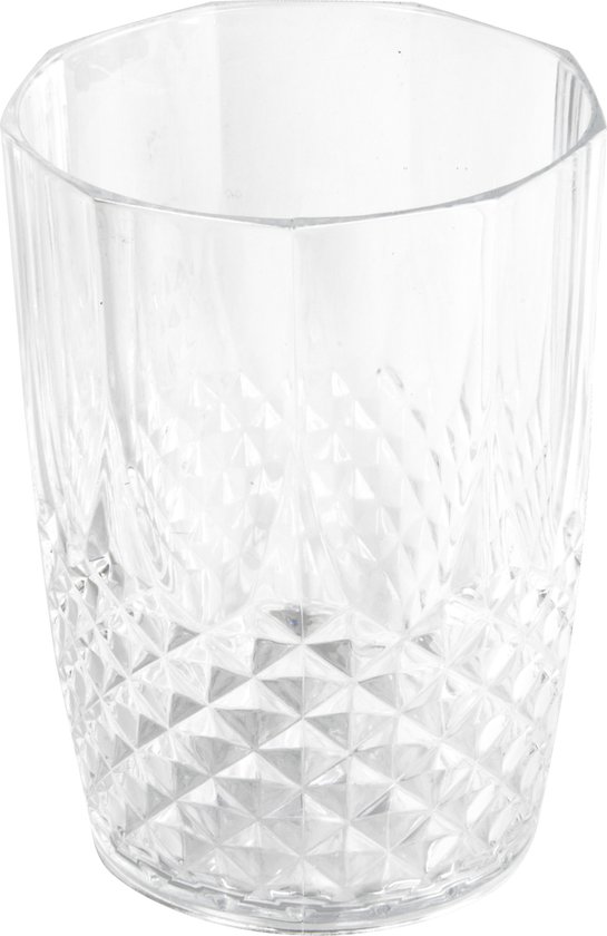 Un verre à boire transparent avec un motif en losanges en bas.