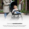 Een moeder duwt een lichtgroene buggy met een lachend kind erin. Geniet van optimaal wandelcomfort.