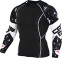 T-shirt de sport noir avec imprimé graphique noir et blanc sur les manches.