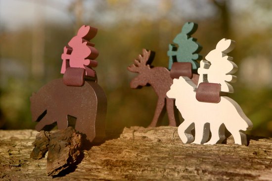 Houten speelfiguren van dieren met gedetailleerde zittingen, op een natuurlijke achtergrond.