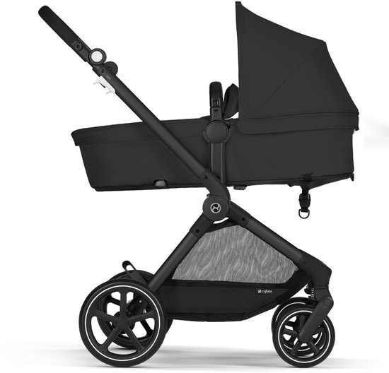 Zwarte kinderwagen met reiswieg, grote zonnekap en verstelbare duwstang.