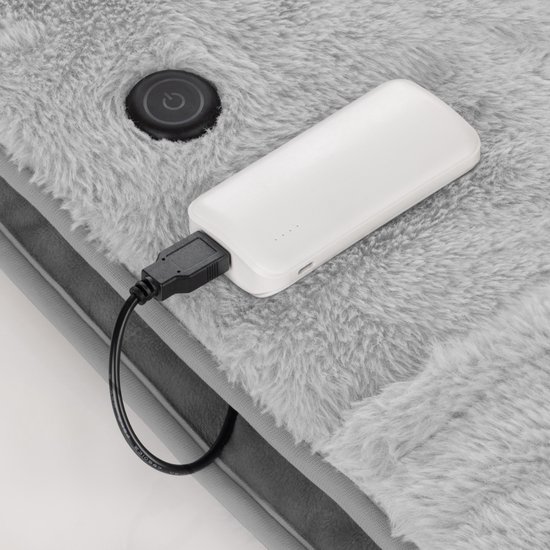 Grijze, zachte deken met aan/uit knop en aangesloten powerbank.