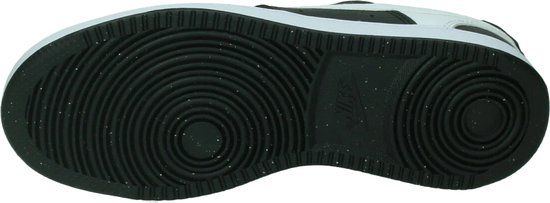 Zool van een zwarte en witte Nike sneaker met cirkelvormig profiel.