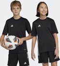 Kinderen in zwarte adidas Tabela 23 voetbalshirts en shorts, een jongen met voetbal, een meisje kijkt weg.
