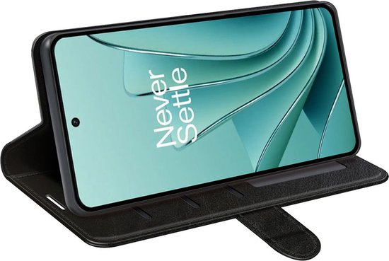 Zwarte wallet book case opengeklapt, met telefoonhoes en standaardfunctie.