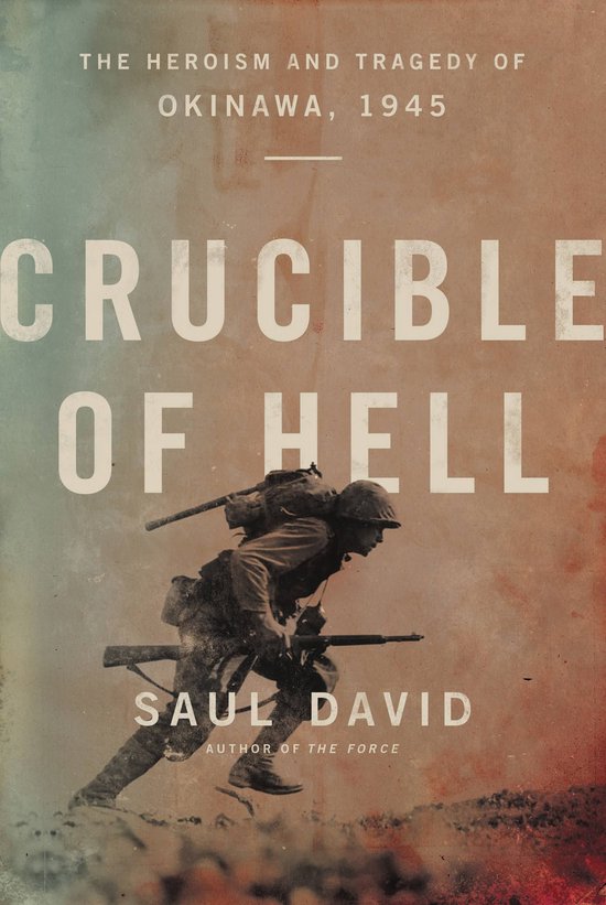 Boekomslag van 'Crucible of Hell' met een soldaat die rent met een geweer, met de tekst 'The Heroism and Tragedy of Okinawa, 1945' en 'Saul David'.