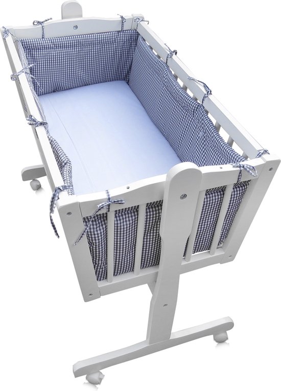 Witte wieg met blauw-wit geblokte bekleding en een lichtblauwe lakens.