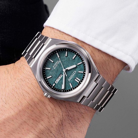 Man met een zilverkleurig Citizen Eco-Drive Titanium horloge met blauwgroene wijzerplaat.