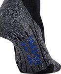 Detailopname van Falke wandelsok met grijze gemêleerde structuur en blauwe Falke-print.