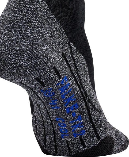 Detailopname van Falke wandelsok met grijze gemêleerde structuur en blauwe Falke-print.